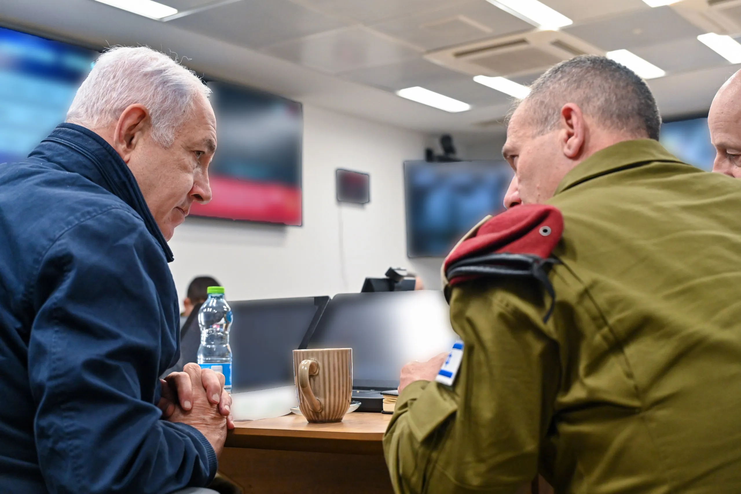 נתניהו בזמן מבצע שחרור החטופים בקריה בתל אביב חמל