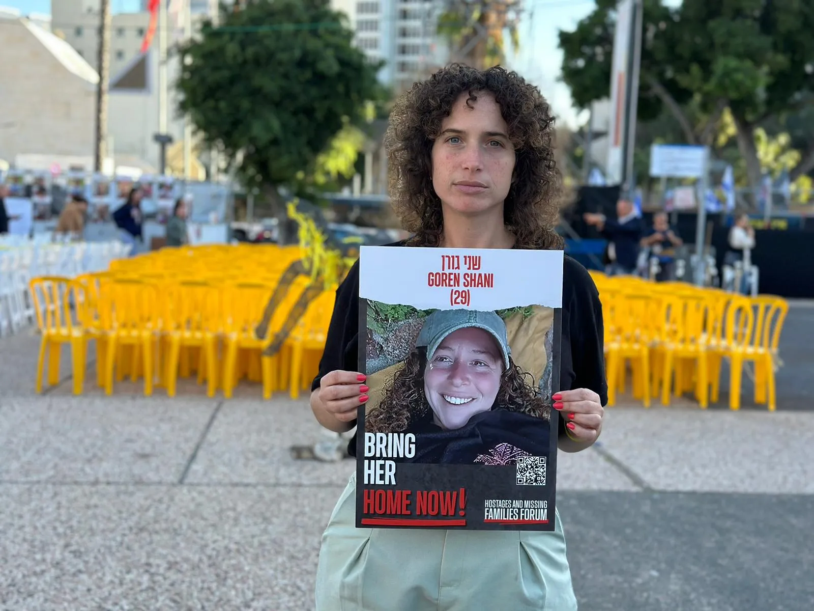 שני עדיין חטופה נתנה לאיתן מהאוכל שלה והרגיעה את הילדים