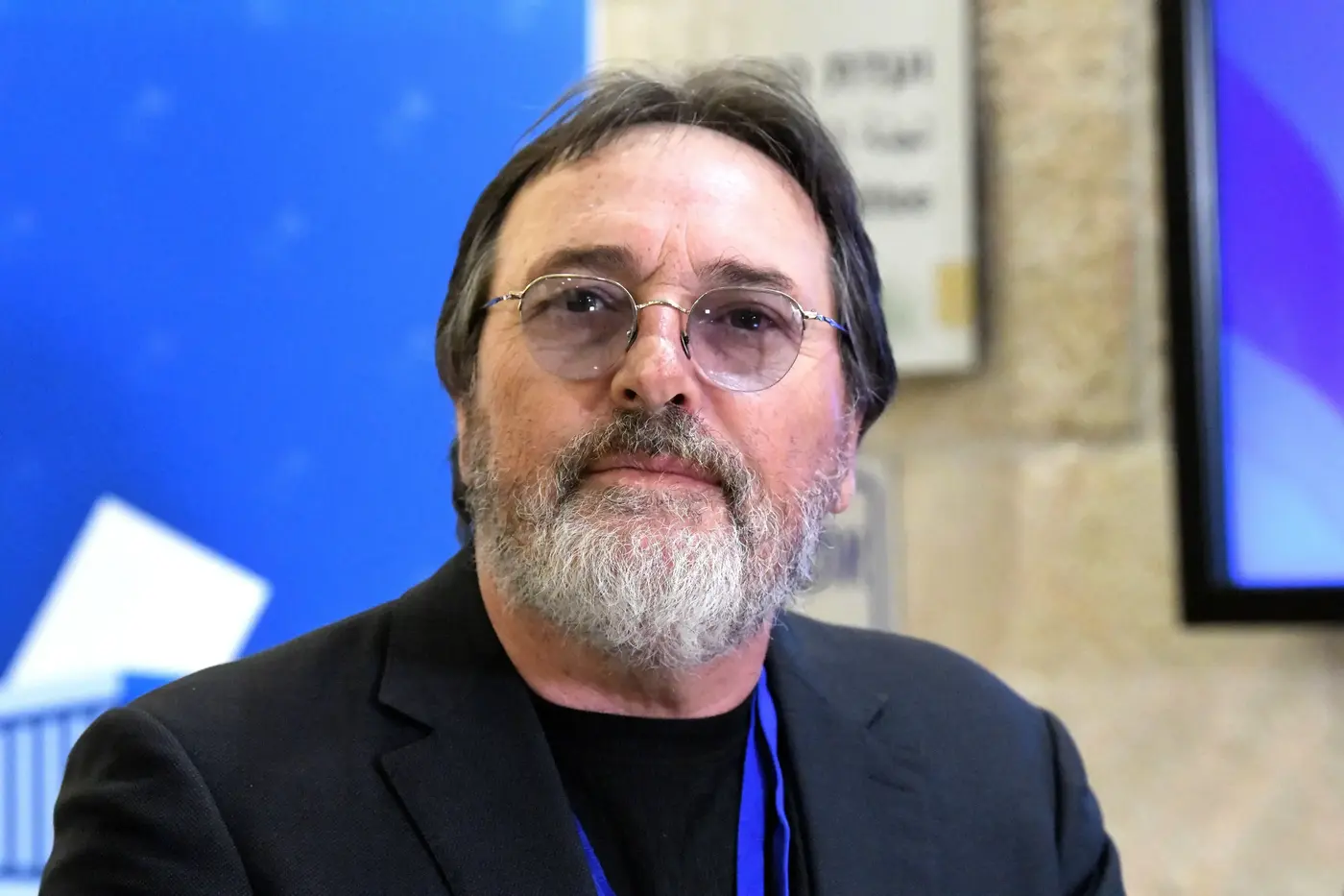 הזמר בני אלבז יוצא להגנתו של אייל גולן: מאשים את כל הבנות