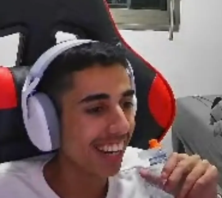 ‏מלפפון  בחריץ  .