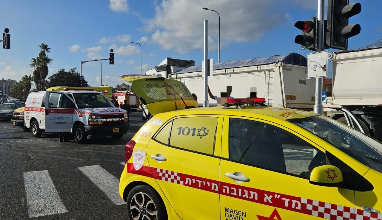 פועל נפל במהלך עבודתו בנתניה, מצבו קשה | חמל