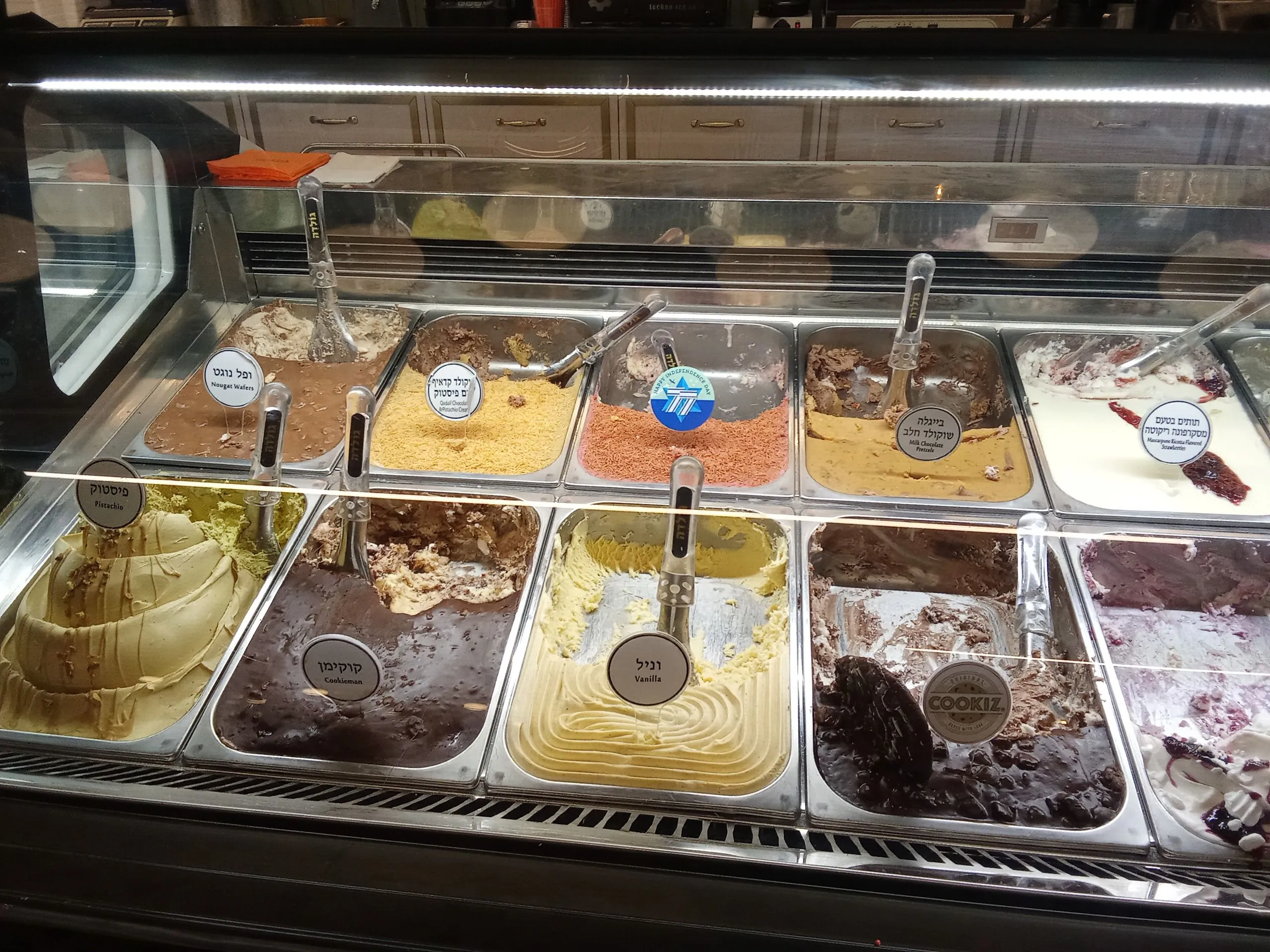 דונאלד דאר מנשק לביבי את התחת