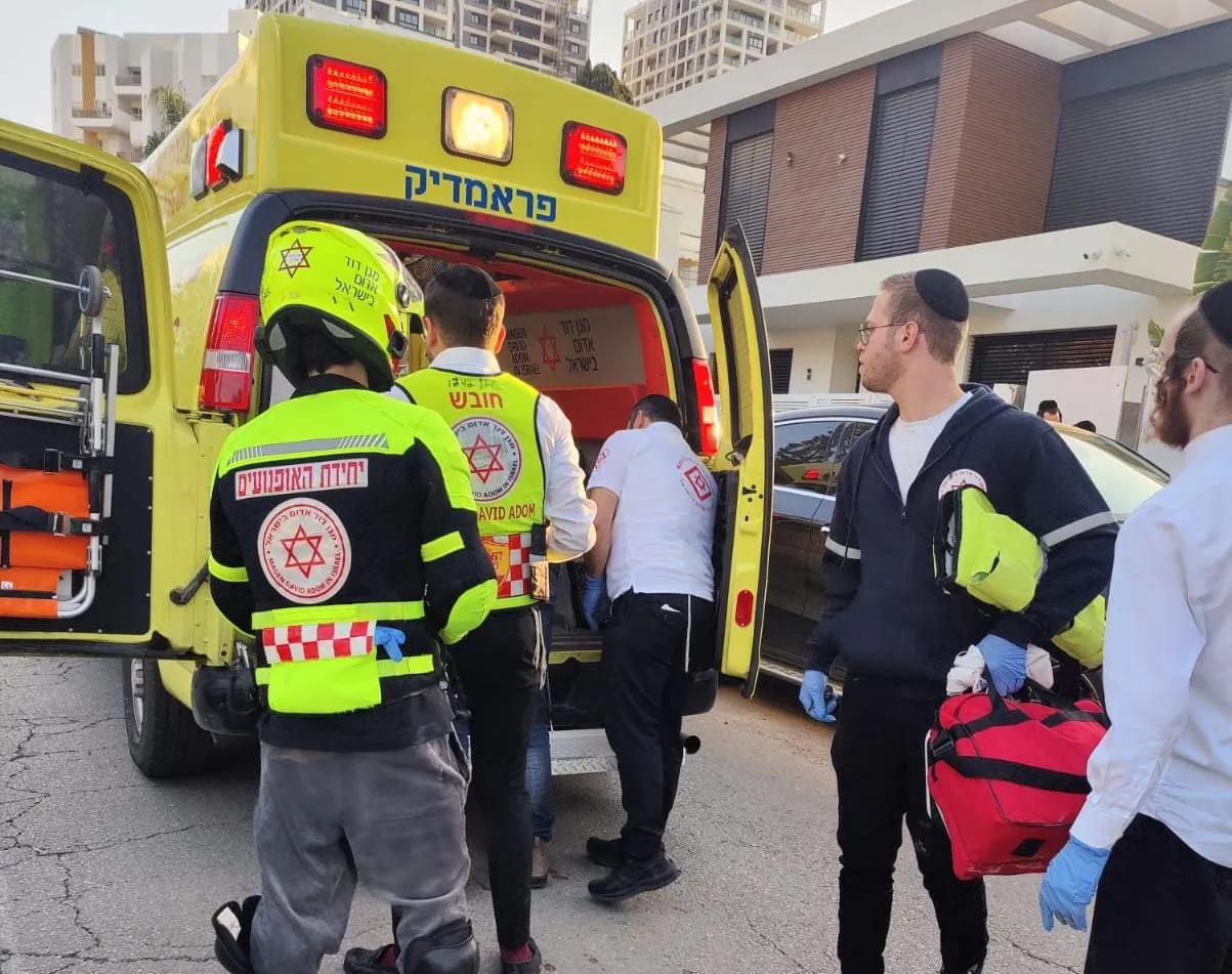פועל נפל מגובה של 5 מטר בנתניה, מצבו קשה | חמל